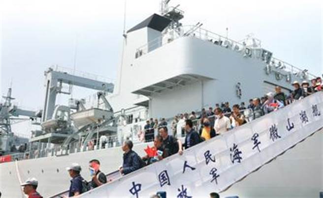 大陆从苏丹撤离中方人员部分乘包机返抵国门。图为从苏丹撤离的中国民眾抵达沙乌地吉达港。（新华社）