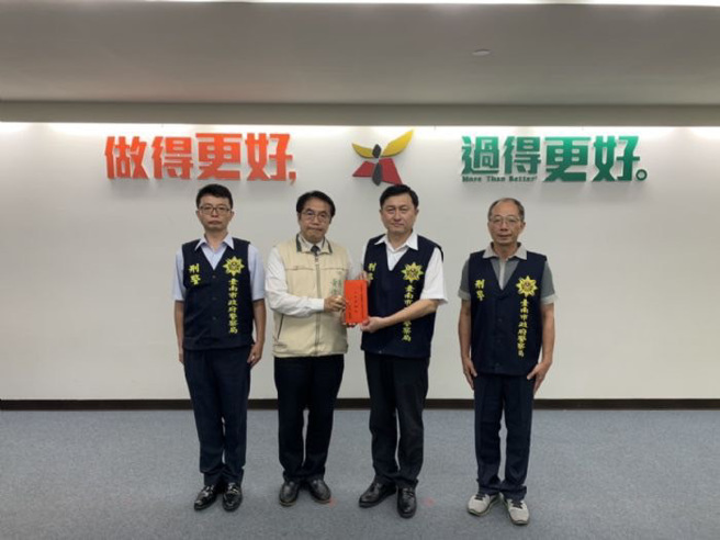 黄伟哲也颁奖嘉勉南警局近期侦破3件重大瞩目案件有功人员。(戴志扬翻摄)