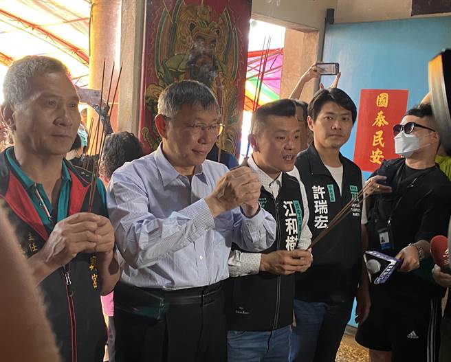 民眾党主席柯文哲（左2）29日到台中市福兴宫祭拜后，参加大甲妈祖遶境回銮行程。（陈淑芬摄）