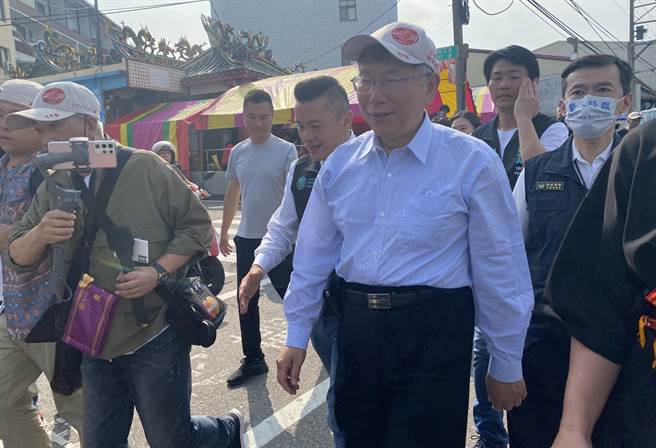 民眾党主席柯文哲29日参加大甲妈祖遶境回銮行程。（陈淑芬摄）