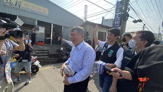 民眾党主席柯文哲29日参加大甲妈祖遶境回銮行程。（陈淑芬摄）