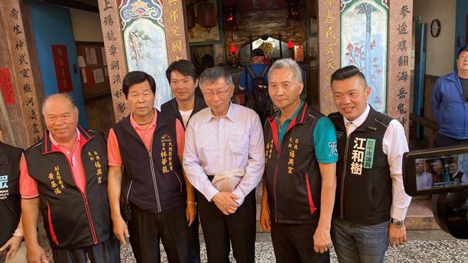 民眾党主席柯文哲（前排中）29日到台中市福兴宫祭拜后，参加大甲妈祖遶境回銮行程。（陈淑芬摄）