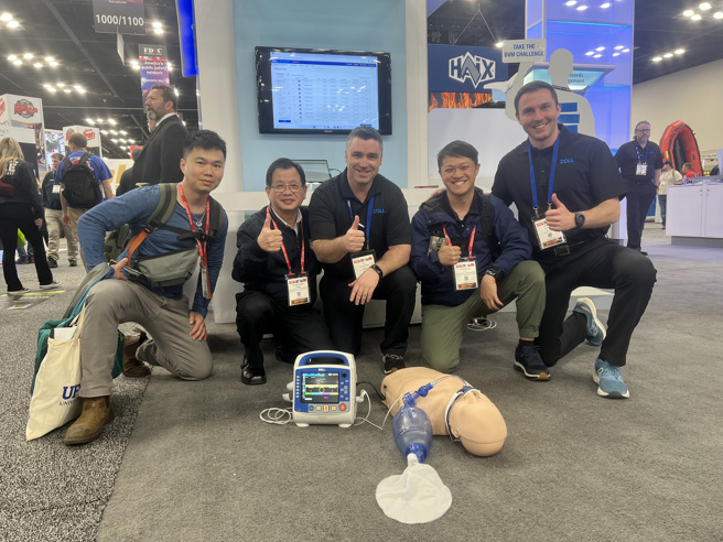 陈副局长崇岳率中队长沈衍邑与高级救护技术员李宪宾在JEMS的各个摊位实施救护技术操作互动，与各国救护技术员进行交流。(新北消防局提供)