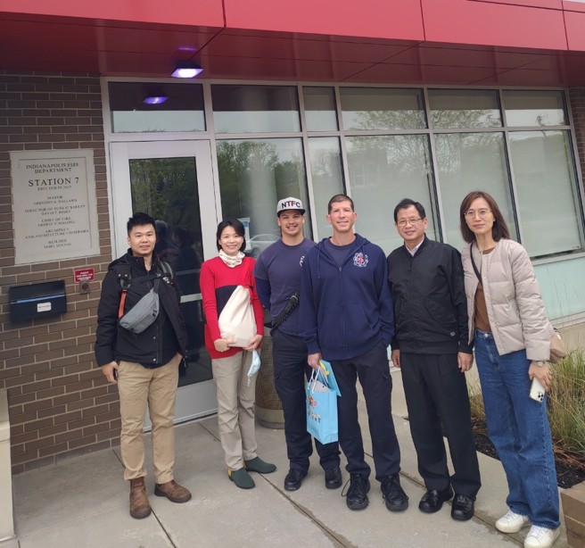 拜访印第安纳波利斯消防局的第7消防站，指挥官史蒂芬热情接待。(新北市消防局提供)