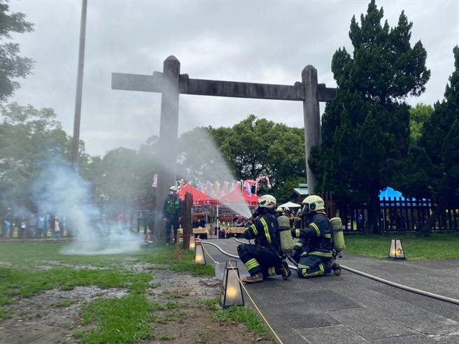 桃园市消防局第一大队日前桃园忠烈祠举办古蹟歷史建筑抢救演练。（消防提供）
