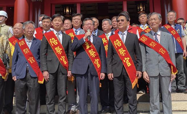 行政院副院长郑文灿（前排中）今出席明延平王郑成功来台362周年中枢祭典。（曹婷婷摄）