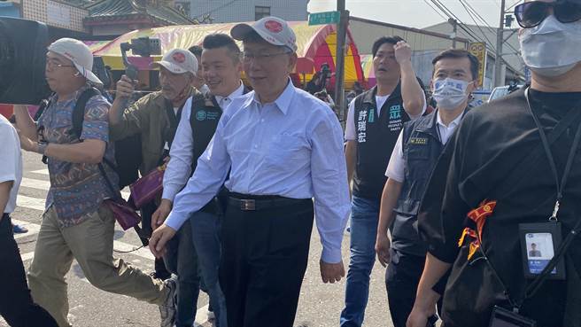 民眾党主席柯文哲29日到台中市大肚区福兴宫祭拜后，依大甲妈祖遶境回銮路线一路走向清水。（陈淑芬摄）