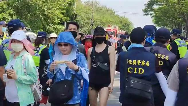 大甲妈祖遶境进香掀起妈祖热，吸许多信眾徒步跟随。（孙英哲摄）