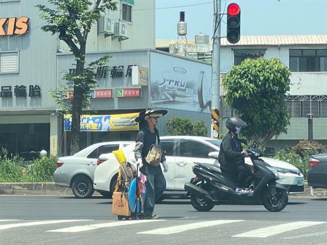 信眾跟随大甲妈祖在艳阳下徒步遶境，过程艰辛。（孙英哲摄）