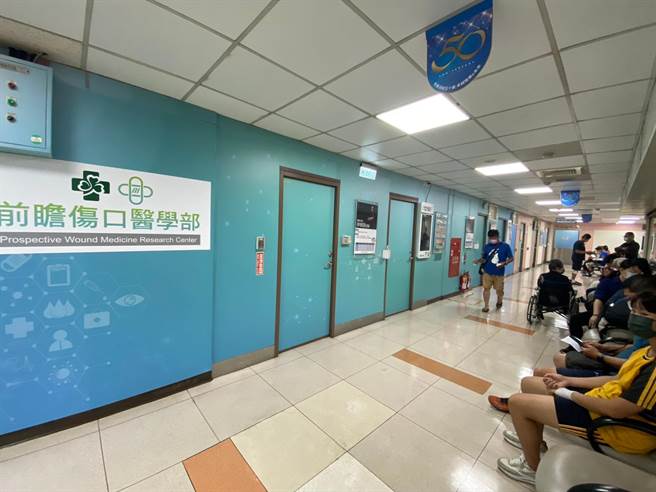 彰化市秀传医院前瞻伤口医学部提醒民眾应将伤口保持乾净，避免遭到污染。（孙英哲摄）