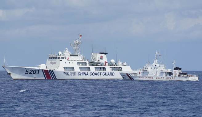 菲律宾巡逻船日前驶入仁爱礁，遭到大陆海警拦截，双方一度仅隔36公尺。（美联社）