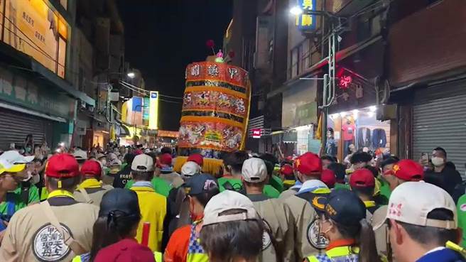 大甲妈祖回銮遶境彰化市，大批信眾紧紧跟随。（孙英哲摄）　