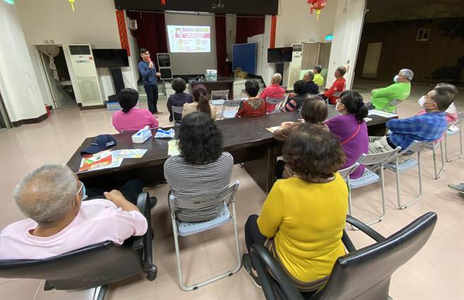 金门县卫生局自3月中起巡迴各村里举办卫教宣导活动，守护县民健康。(于家麒摄)