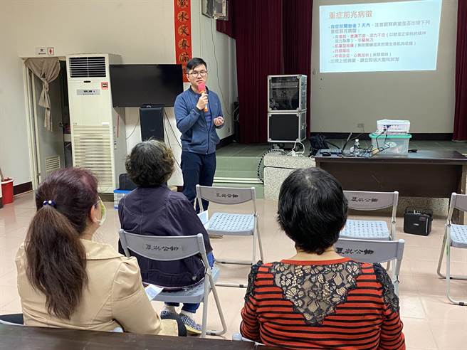 28日晚间巡迴至夏兴社区宣导，由部立金门医院急诊室医师吴俊颖主讲肠病毒与结核病之防治方法。(于家麒摄)