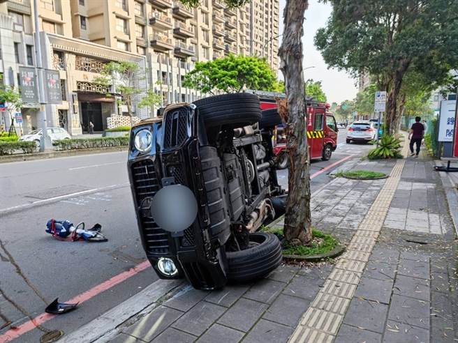 新北林口今早发生一起惊悚车祸，48岁陈姓女子今早驾车沿文化二路行驶，过路口准备左转中山路时，疑似未礼让直行车，结果撞上对向直行的车辆。(黄敬文翻摄)