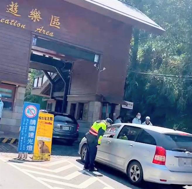 今嘉义县警察局竹崎分局、警政署保安第七总队皆派员上山加强巡逻、巡查，预期警戒措施会持续到5月1日过后。（竹崎分局提供∕吕妍庭嘉义传真）