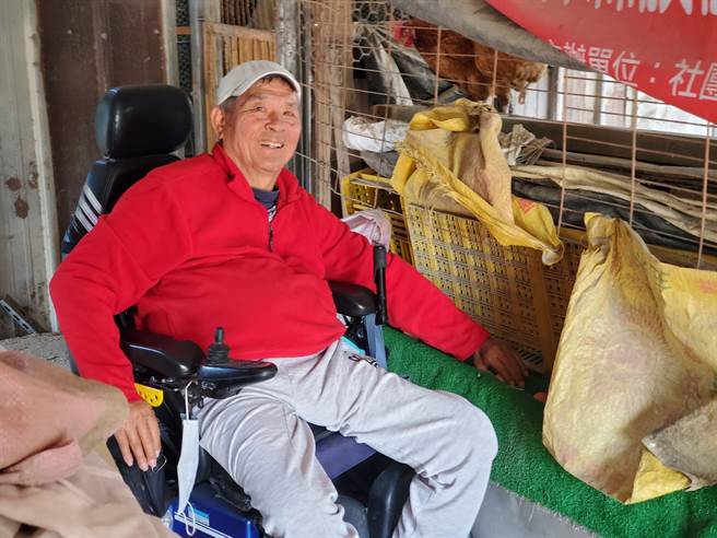 李志琴在疗癒农园与他设计的蛋鸡产房！（周丽兰摄）