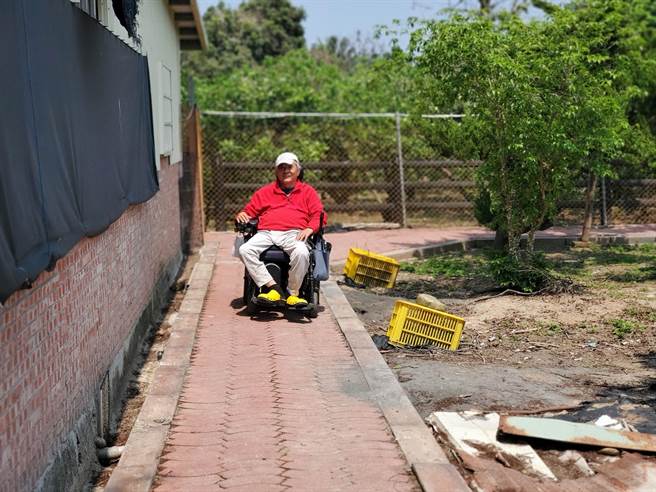 李志琴致力使脊髓损伤者走出家门，顺应行动受限的生活模式，农园只要骑电动车任何角落都到得了，开门、上锁都有巧思。（周丽兰摄）