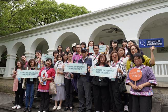 新北市社会局与社区旅学关怀协会合作  除推动淡水女路外  也培训女性成为导览 、二度就业。(黄敬文翻摄)