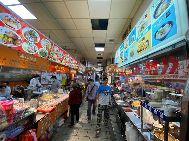 名聞全台的新竹都城隍廟內小吃攤因受不了成本上漲，決定自5月1日起漲價。（陳育賢攝）