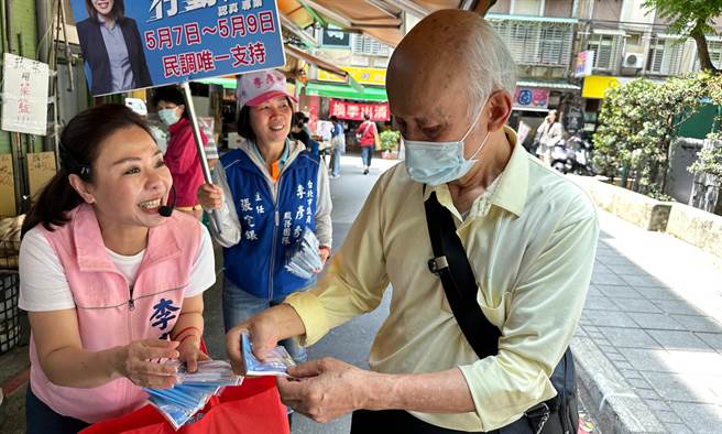 国民党港湖区立委初选即将于下周进行电话民调作业，有意争取党内提名的议员李彦秀（左），29日上午独自在内湖737市场周围发放文宣拜票。（丁上程摄）