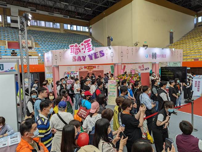 由劳动部主办的今年首场大型就业博览会在基隆市举行，吸引许多有意求职的民眾前往一探究竟。（张志康摄）