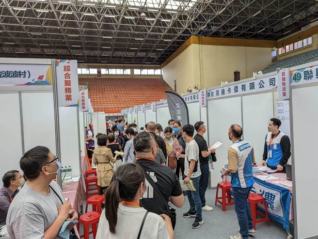 由劳动部主办的今年首场大型就业博览会在基隆市举行，吸引许多有意求职的民眾前往一探究竟。（张志康摄）