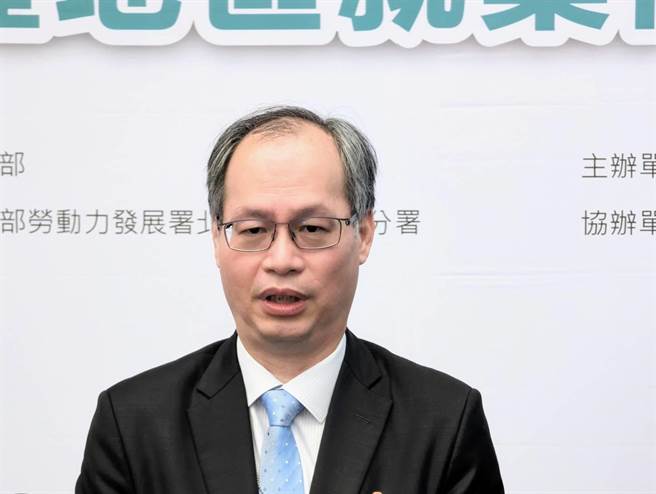 劳动部常务次长陈明仁受访时表示，劳动部透过与相关部会的横向链结，协助劳工找到好工作，以解决缺工问题。（张志康摄）