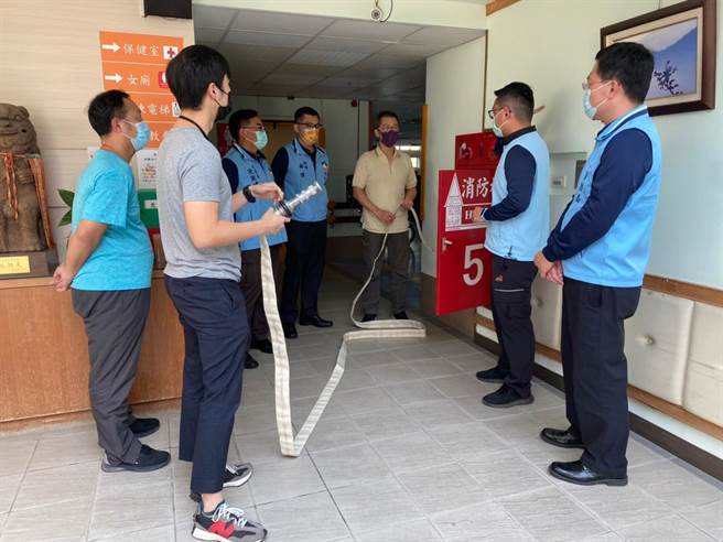 金门县消防局主动出击，加强盘点辖内长照社福机构消防安全设备，以保障住民之生命安全。(图／金门县消防局提供)