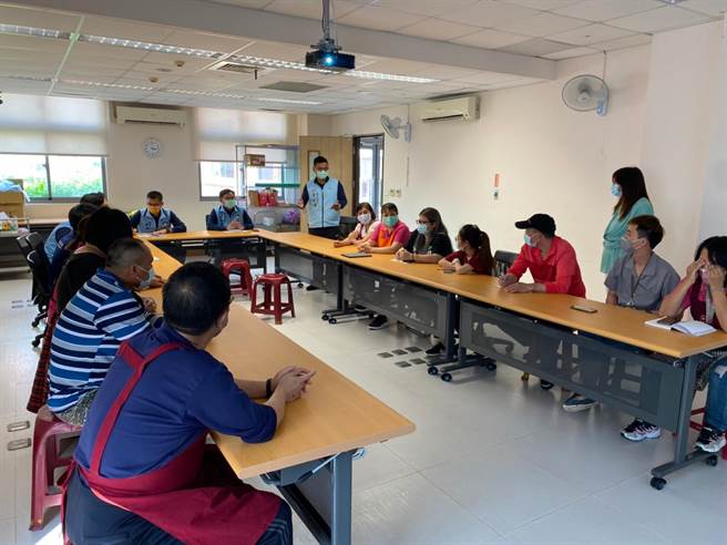 消防局藉由公安访视辅导座谈暨现地会勘，了解场所灾时紧急应变及避难逃生等面向，提升场所之消防安全。(图／金门县消防局提供)