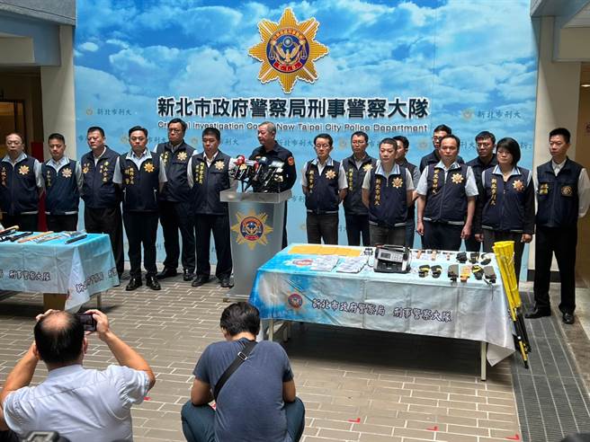 新北市警察局長廖訓誠今主持記者會，宣告瓦解竹聯幫弘仁會堂口。（王揚傑攝）