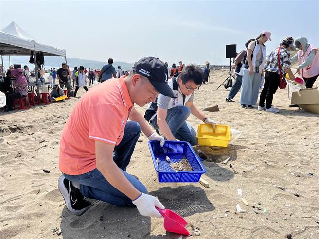 基北北桃四市今(29)日联合启动春季无痕净溪滩活动，总计有4035人在河岸、海岸动手清理环境，共清出约12顿一般垃圾及2700公斤资源回收物。(黄敬文翻摄)