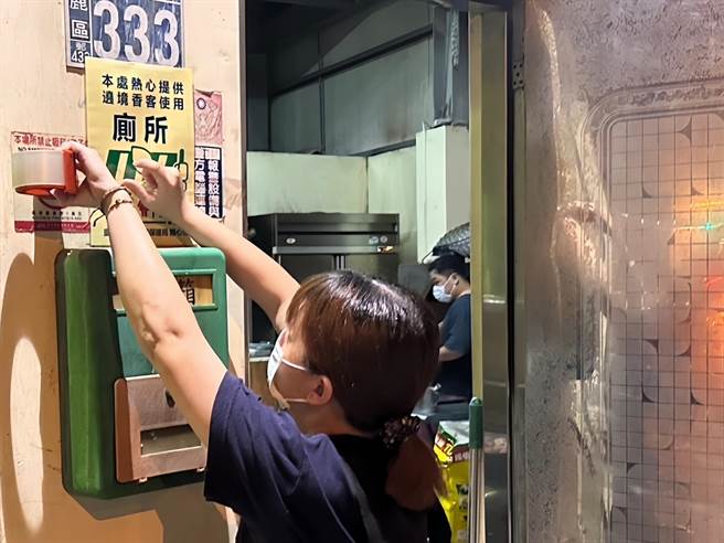 台中市政府环保局在沿线人潮眾多及停留时间较长的停驻地点设置流动厕所，同时广邀遶境沿线店家、热心民眾支援提供应急厕所。（环保局提供／张亦惠台中传真）