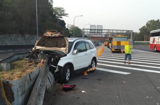 国道1号于4月29日清晨5时40分驾驶自小客车行经国道1号北向363.1公里近鼎金系统发生车祸。（翻摄照片／林瑞益高雄传真）