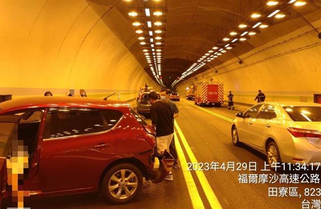 国道3号南向378.7公里中寮隧道于4月29日11时许发生3辆汽车追撞事故。（翻摄照片／林瑞益高雄传真）