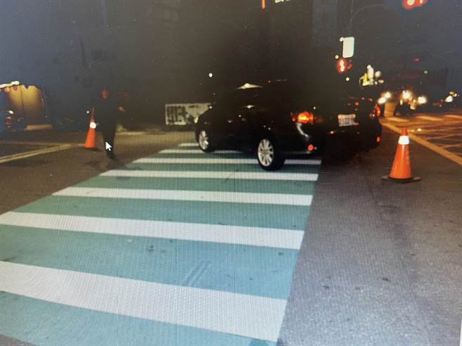 一名45歲陳女27日下午6點42分左右走在大雅區學府路與雅環路一段路口的斑馬線上遭自小客車撞上。（民眾提供／張亦惠台中傳真）