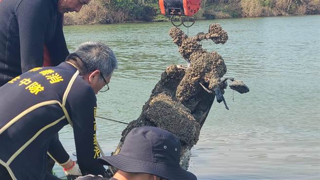 警方在曾文溪出海口寻获88枪击案作用机车，车身布满藤壶。（读者提供／程炳璋台南传真）