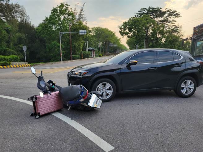金门小径圆环昨日又发生一起车祸，一对游客母女遭撞幸仅轻伤，但却赶不及搭机返台滞留一晚。(图／警方提供)
