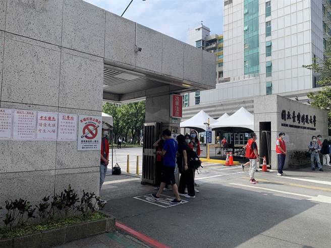 112学年度四技二专统一入学测验今(29)日起连续两天举行考试。图为台科大考场。(读者提供)