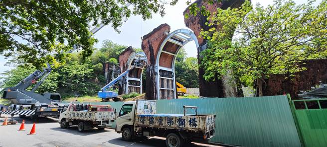 苗栗县三义乡龙腾断桥目前正进行加固工程。（谢明俊摄）