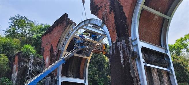 苗栗县三义乡龙腾断桥目前正进行加固工程。（谢明俊摄）