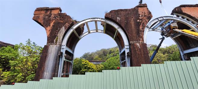 苗栗县三义乡龙腾断桥目前正进行加固工程。（谢明俊摄）