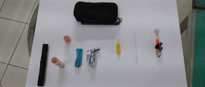 警方从包包内查获毒品吸食器。（翻摄照片／林郁平台北传真）