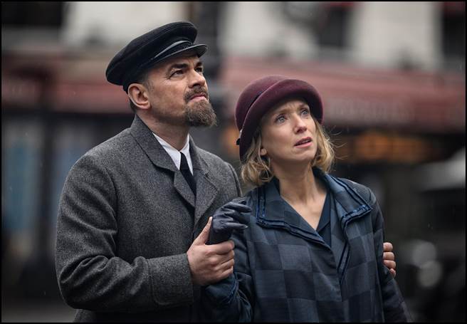 法国才子克罗维斯柯尼拉克(左)与​​凯萨奖影后蕾雅杜嘉(右)，在新片​​《燃烧的玫瑰》联手向恶人策画復仇计画。（中影提供）