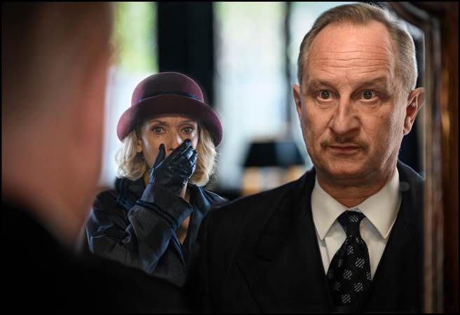 比利时国民影帝贝诺特波维德(右)​​在新片《燃烧的玫瑰》中，亲手夺走法国影后蕾雅杜嘉(左)的亿万家财，引发一场牵动德、法政坛的復仇行动（中影提供）