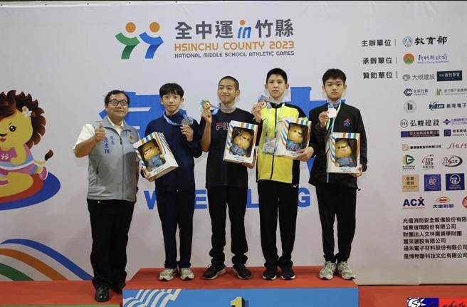 苗栗县苑里镇致民国中参加今年全中运成绩亮眼，校长詹吉翔与有荣焉。（致民国中提供／谢明俊苗栗传真）
