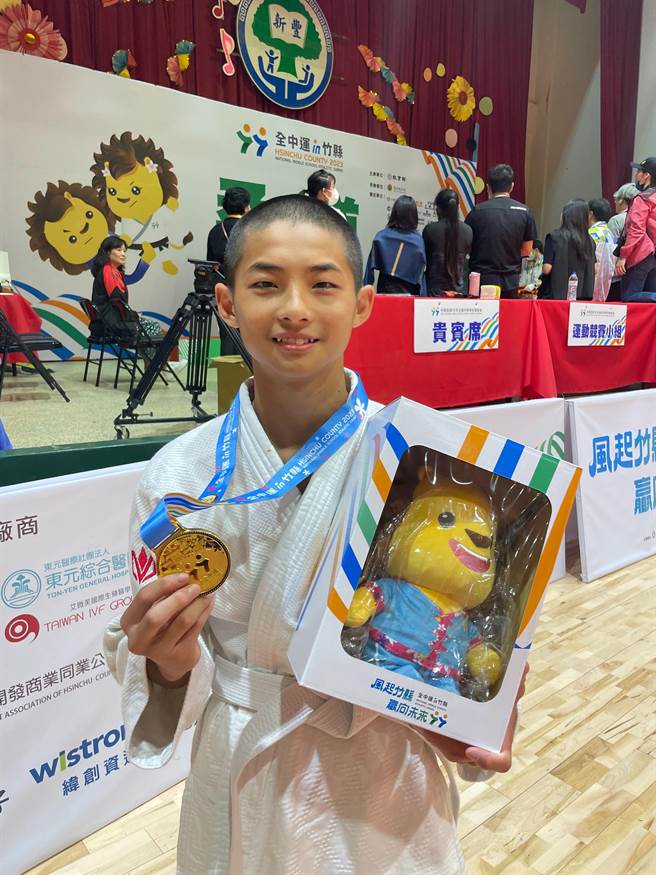 苗栗县苑里镇致民国中柔道选手黄俊玮荣获全中运金牌。（致民国中提供／谢明俊苗栗传真）