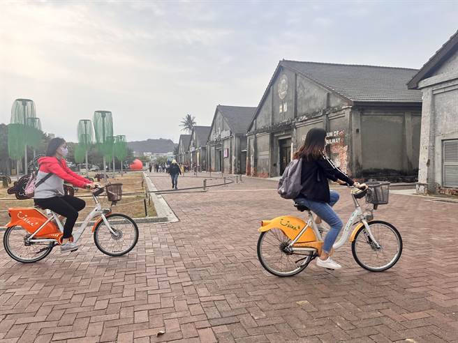 高雄YouBike2.0运量突破3千万，第3千万幸运儿将可获得万元MOMO币、YouBike纪念一卡通等好礼。（崔正纲摄）