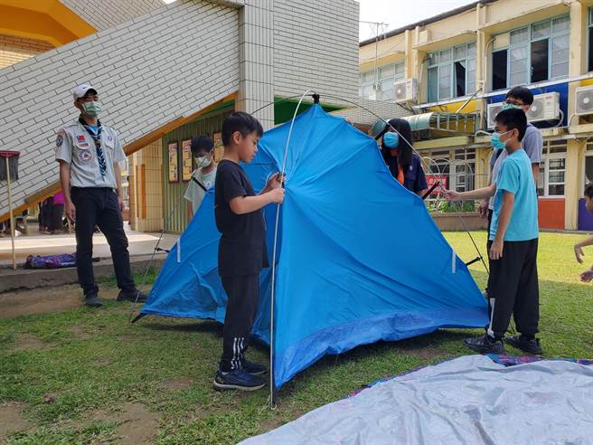 斗南镇重光国小今年8月起成为童军实验学校，29日举办招生说明会，该校以童军绳结、踩高跷、搭帐棚、射箭、搭桥等8个童军闯关活动迎接，其中一关是搭帐棚。（周丽兰摄）