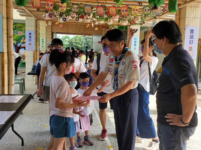 斗南镇重光国小杨松田（右三）是获得木章的教师，他也担任云林县童军会理事长、总干事。（周丽兰摄）